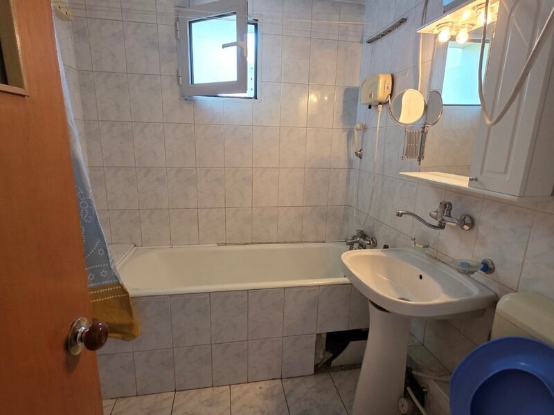 Nicolae Grigorescu bloc 1982- 2 bai, etajul 3